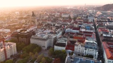 Büyüleyici Gündoğumu, Budapeşte şehrinin gökyüzü görüntüsü sabahın erken saatlerinde St. Stephens Bazilikası Szent Istvan Bazilikası. Macaristan