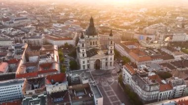 Büyüleyici Gündoğumu, Budapeşte şehrinin gökyüzü görüntüsü sabahın erken saatlerinde St. Stephens Bazilikası Szent Istvan Bazilikası. Macaristan