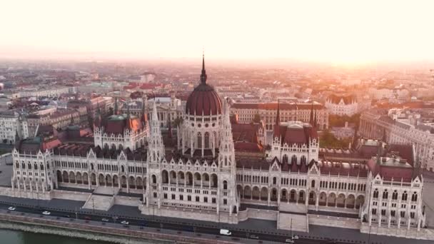 ブダペスト議会ビルの空中ビュー 日の出時のハンガリーの首都の風景 欧州政治ランドマーク先 — ストック動画