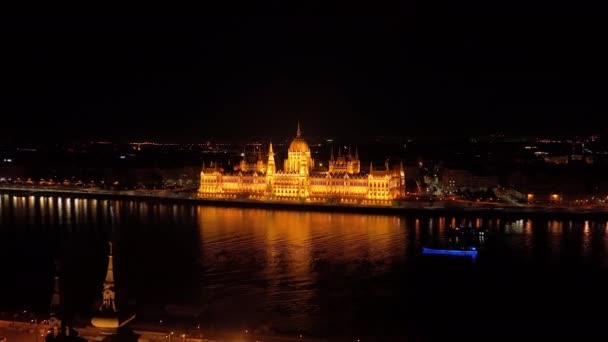 Αεροφωτογραφία Του Ουγγρικού Κοινοβουλίου Της Βουδαπέστης Την Νύχτα Τουριστικός Τουριστικός — Αρχείο Βίντεο