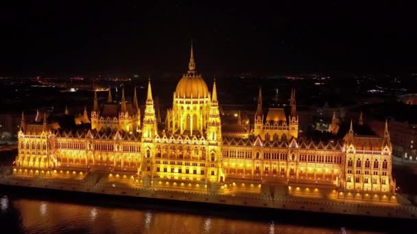 晚上从空中俯瞰布达佩斯的匈牙利议会大楼 旅游和欧洲政治地标目的地 匈牙利 — 图库视频影像