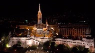 Gece Matthias Kilisesi ve Balıkçı Kalesi 'nin havadan görüntüsü alınıyor. Budapeşte, Macaristan