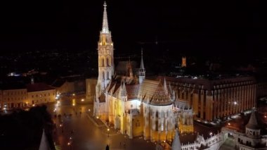 Gece Matthias Kilisesi ve Balıkçı Kalesi 'nin havadan görüntüsü alınıyor. Budapeşte, Macaristan