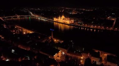 Gece Budapeşte Macar Parlamento Binası 'nın hava manzarası. Seyahat, turizm ve Avrupa Siyasi Tarihi Yer, Macaristan