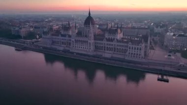 Macaristan 'ın Budapeşte kentindeki Tuna Nehri' nin doğuşuyla Macar Parlamento Binası 'nın hava manzarası. Seyahat, turizm ve Avrupa 'nın Siyasi Simgesi Hedefi