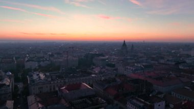 Büyüleyici Gündoğumu, Budapeşte şehrinin gökyüzü görüntüsü sabahın erken saatlerinde St. Stephens Bazilikası Szent Istvan Bazilikası. Macaristan