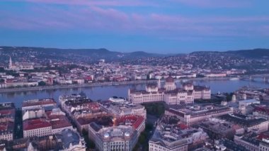 Macaristan 'ın Budapeşte kentindeki Tuna Nehri' nin doğuşuyla Macar Parlamento Binası 'nın hava manzarası. Seyahat, turizm ve Avrupa 'nın Siyasi Simgesi Hedefi