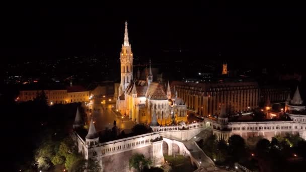 在夜间拍摄马蒂亚斯教堂和渔民堡垒的空中景观 匈牙利布达佩斯 — 图库视频影像