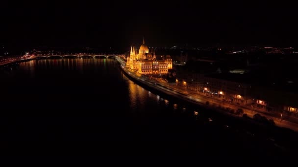 Luchtfoto Van Boedapest Hongaars Parlementsgebouw Nachts Reizen Toerisme Europese Politieke — Stockvideo