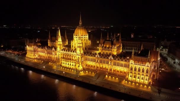 Ilmanäkymä Budapestin Unkarin Parlamenttirakennukseen Yöllä Matkailu Matkailu Euroopan Poliittinen Maamerkki — kuvapankkivideo