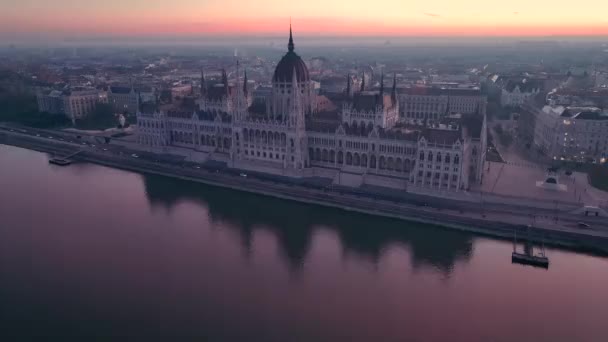 ハンガリー議会の空中ビューハンガリーのブダペストで ドナウ川と日の出に建物 欧州政治ランドマーク先 — ストック動画