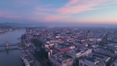 Macaristan 'ın başkenti Budapeşte, Macaristan' ın Hava Görüntüsü Çekimi, gün doğumunda şehir manzarası