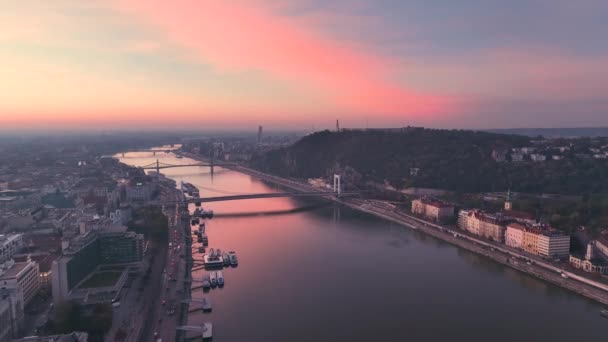 日出时俯瞰布达佩斯市的天际线 Elisabeth桥 匈牙利布达佩斯的第三座新桥 连接着多瑙河两岸的Buda和Pest桥 — 图库视频影像