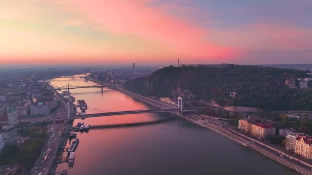 日の出にブダペスト市内のスカイラインの空中ビュー ブダペストの3番目に新しい橋 エリーザベト橋 ハンガリー ドナウ川を渡ってブダとペストを結ぶ — ストック動画
