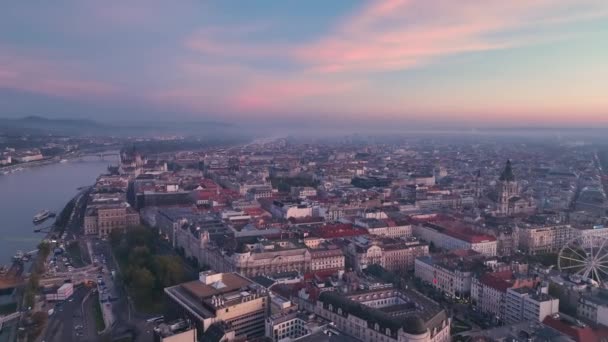 建立匈牙利首都布达佩斯的空中景观 日出时的城市景观 — 图库视频影像