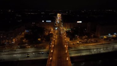 Budapeşte Margaret Köprüsü ya da Margit 'in hava manzarası Tuna Nehri' nin üzerinde, geceleri setin üzerinde saklanıyordu. Şehirde toplu taşıma. Sarı tramvay köprüden geçiyor.