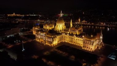 Gece Budapeşte Macar Parlamento Binası 'nın hava manzarası. Seyahat, turizm ve Avrupa Siyasi Tarihi Yer, Macaristan