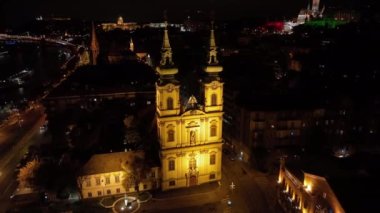 Budapeşte şehrinin gökyüzü manzarası, Yukarı Watertown 'dan Aziz Anne Kilisesi Felsovizivarosi Szent Anna-plebania, Varkerulet Bölgesi Buda Bölgesi' ndeki Roma Katolik kilisesi
