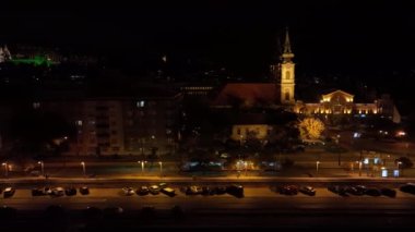 Tipik Budapeşte Tramvayı gece şehir mahallelerinden geçerken, hava takibi geniş açılı çekim yaptı.