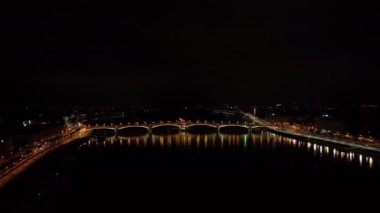 Budapeşte Margaret Köprüsü ya da Margit 'in hava manzarası Tuna Nehri' nin üzerinde, geceleri setin üzerinde saklanıyordu. Şehirde toplu taşıma. Sarı tramvay köprüden geçiyor.