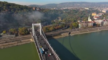 Budapeşte, Macaristan 'ın Havadan Görüntü Çekimi. Elisabeth Köprüsü veya Erzsebet, Budapeşte, Macaristan 'ın Tuna Nehri üzerinden Buda ve Pest' i birbirine bağlayan üçüncü yeni köprüdür.