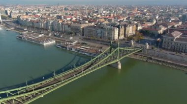 Budapeşte Szabadsag 'ın hava görüntüsü Özgürlük Köprüsü veya Özgürlük Köprüsü' nü gizledi, Buda ve Pest 'i Tuna Nehri' nin karşısına bağladı. Tarihi şehirde ikonik köprü boyunca bir tramvay dolaşır..