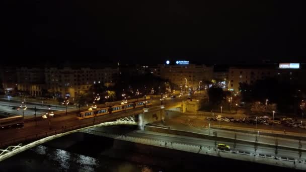 Budapest Margit Híd Vagy Margit Duna Felett Éjszaka Töltésen Tömegközlekedés — Stock videók
