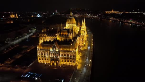 ブダペストハンガリー議会ビルの空中ビュー夜 欧州政治ランドマーク先 ハンガリー — ストック動画