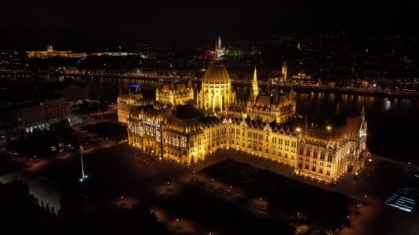 ブダペストハンガリー議会ビルの空中ビュー夜 欧州政治ランドマーク先 ハンガリー — ストック動画