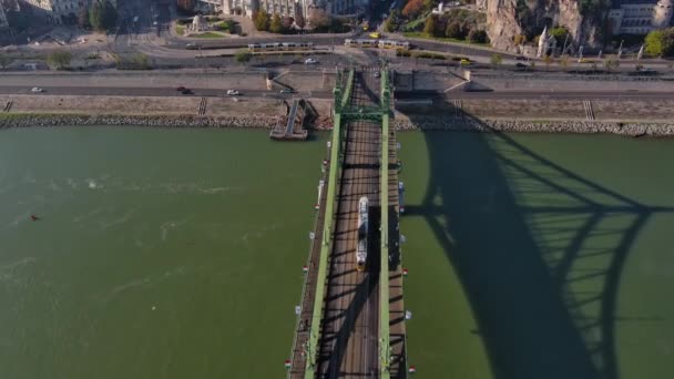 布达佩斯的空中景观隐藏了自由桥或自由桥 连接布达和佩斯穿过多瑙河 一辆有轨电车沿着标志性的桥在历史名城内穿梭 — 图库视频影像