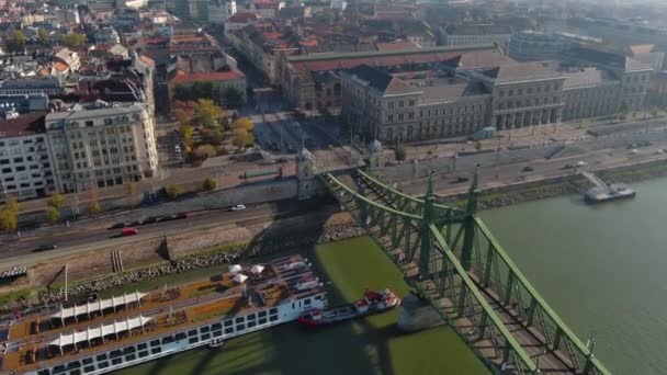 Vista Aérea Budapeste Szabadsag Escondeu Liberty Bridge Freedom Bridge Conecta — Vídeo de Stock