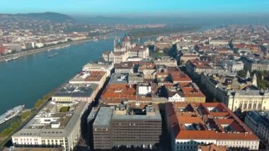 Budapeşte 'deki Macar Parlamento Binası' nın havadan görünüşü. Macaristan 'ın başkentinin gündüz manzarası. Seyahat, turizm ve Avrupa 'nın Siyasi Simgesi Hedefi.