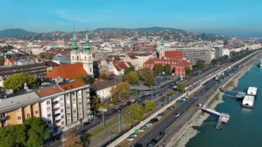 Budapeşte şehrinin gökyüzü manzarası, Batthyany Meydanı veya Batthyany Meydanı, Budapeşte 'de bir kasaba meydanı. Tuna 'nın Buda tarafında yer almaktadır.