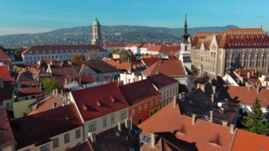 Budapeşte şehrinin gökyüzü manzarası. Buda 'lı Mary Magdalene Kilisesi, Varkerulet Bölgesi' nin en eski kiliselerinden biri, Buda Kalesi Bölgesi. Macaristan