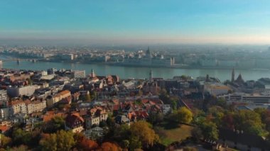 Budapeşte 'deki Macar Parlamento Binası' nın havadan görünüşü. Macaristan 'ın başkentinin gündüz manzarası. Seyahat, turizm ve Avrupa 'nın Siyasi Simgesi Hedefi.