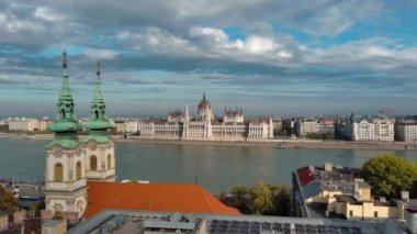 Budapeşte 'deki Macar Parlamento Binası' nın havadan görünüşü. Macaristan 'ın başkentinin gündüz manzarası. Seyahat, turizm ve Avrupa 'nın Siyasi Simgesi Hedefi.