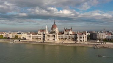 Budapeşte 'deki Macar Parlamento Binası' nın havadan görünüşü. Macaristan 'ın başkentinin gündüz manzarası. Seyahat, turizm ve Avrupa 'nın Siyasi Simgesi Hedefi.