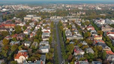 Budapeşte, Macaristan, 4K Heroes Square Hosok tere ve Andrassy Bulvarı üzerinde güneşli bir kış gününde uçuyor.