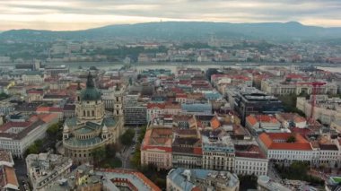 St. Stephens Bazilikası 'nın hava görüntüsü bulutlu bir gün, kasvetli Budapeşte, Macaristan