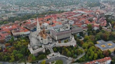 Macaristan 'ın Budapeşte şehrinin havadan görüntüsü çekiliyor. Buda tarafı, Balıkçılar Kalesi, Matthias Kilisesi