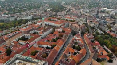 Budapeşte şehrinin gökyüzü manzarası. Buda 'lı Mary Magdalene Kilisesi, Varkerulet Bölgesi' nin en eski kiliselerinden biri, Buda Kalesi Bölgesi. Macaristan