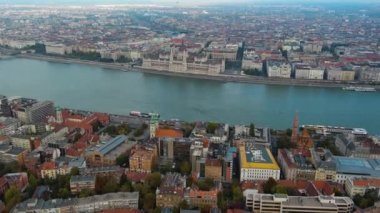 Budapeşte 'deki Macar Parlamento Binası' nın havadan görünüşü. Macaristan 'ın başkentinin gündüz manzarası. Seyahat, turizm ve Avrupa 'nın Siyasi Simgesi Hedefi.