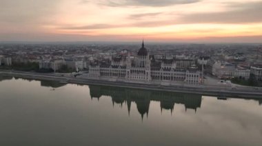 Macaristan 'ın Budapeşte kentindeki Tuna Nehri' nin doğuşuyla Macar Parlamento Binası 'nın hava manzarası. Seyahat, turizm ve Avrupa 'nın Siyasi Simgesi Hedefi