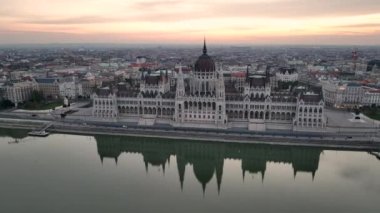 Macaristan 'ın Budapeşte kentindeki Tuna Nehri' nin doğuşuyla Macar Parlamento Binası 'nın hava manzarası. Seyahat, turizm ve Avrupa 'nın Siyasi Simgesi Hedefi