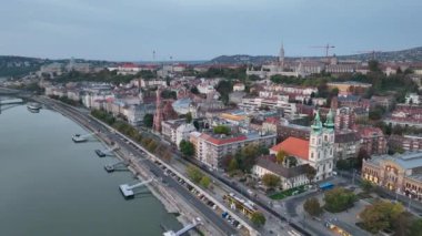 Budapeşte şehrinin gökyüzü manzarası, Batthyany Meydanı veya Batthyany Meydanı, Budapeşte 'de bir kasaba meydanı. Tuna 'nın Buda tarafında yer almaktadır.