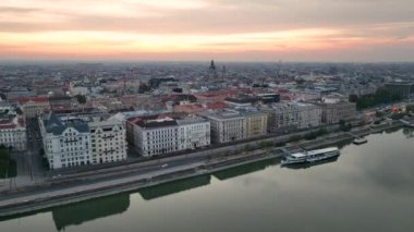 Şok edici Gündoğumu, Budapeşte şehrinin gökyüzü görüntüsü sabahın erken saatlerinde St. Stephens Bazilikası Szent Istvan Bazilikası. Macaristan
