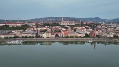 Sabah ışığı, Budapeşte, Macaristan 'ın Havadan Görüntü Çekimi. Buda ve Tuna nehri gün doğumunda