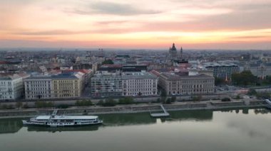 Şok edici Gündoğumu, Budapeşte şehrinin gökyüzü görüntüsü sabahın erken saatlerinde St. Stephens Bazilikası Szent Istvan Bazilikası. Macaristan