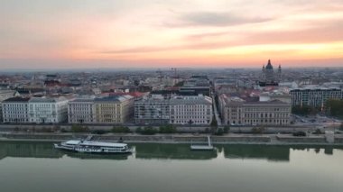 Şok edici Gündoğumu, Budapeşte şehrinin gökyüzü görüntüsü sabahın erken saatlerinde St. Stephens Bazilikası Szent Istvan Bazilikası. Macaristan