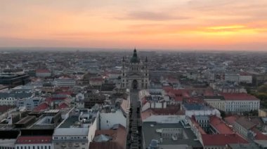 Şok edici Gündoğumu, Budapeşte şehrinin gökyüzü görüntüsü sabahın erken saatlerinde St. Stephens Bazilikası Szent Istvan Bazilikası. Macaristan